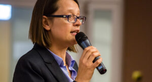 Read more about the article Along communicate directly with experienced teachers